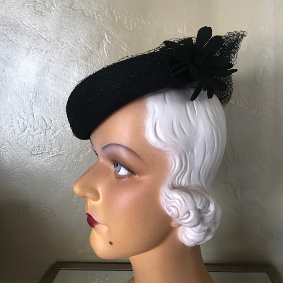 STYLISH 1940s TILT FELT HAT WITH FELT FLOWERS AND VEILING main image 9